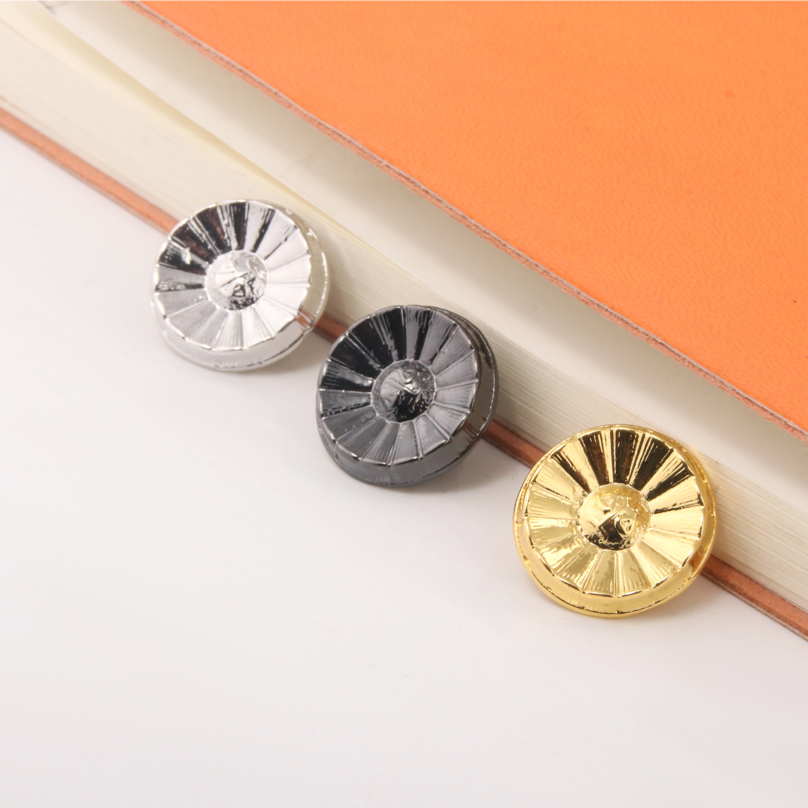 Movie Ace Attorney Enamel Pins - مراجعة Model Kit Judge وسعره