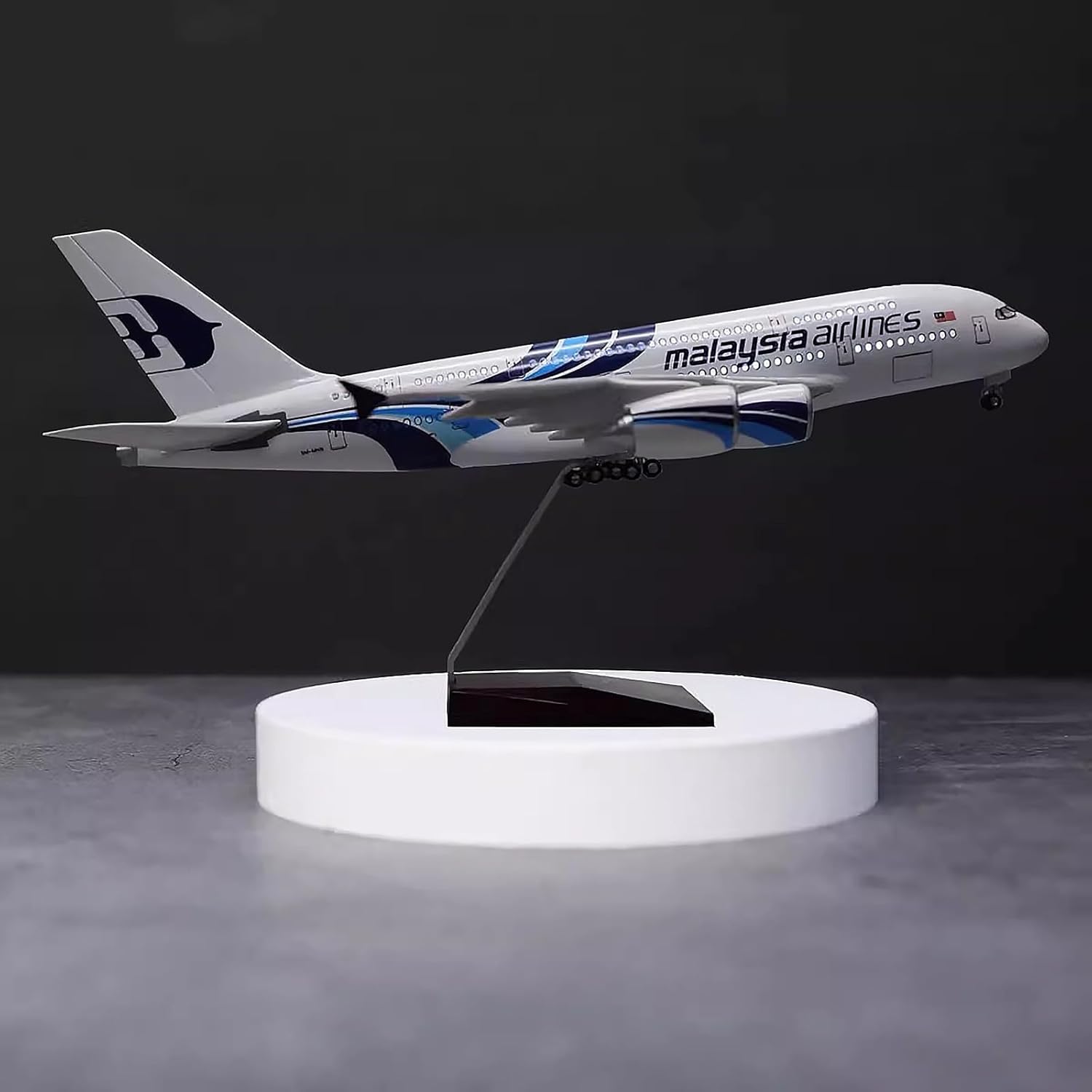 1:160 Scale Malaysia Airlines  - مراجعة Model Kit Simulator وسعره